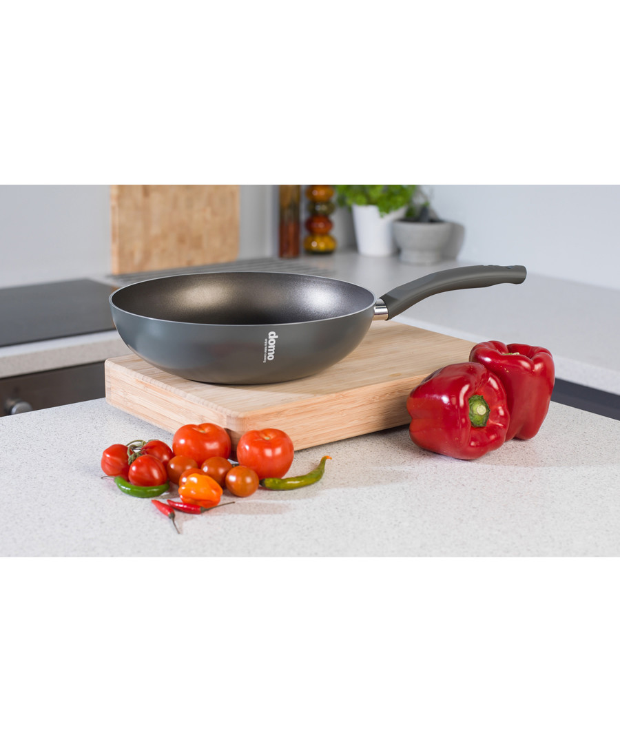 Black aluminium stirfry pan 28cm Sale - Domo